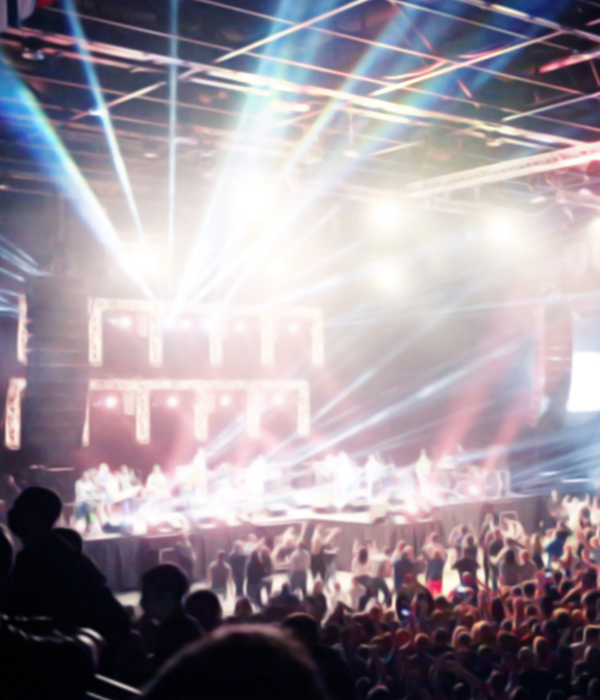 화려한 무대 조명과 함께 콘서트나 공연이 진행되는 크루즈 선상 엔터테인먼트 홀